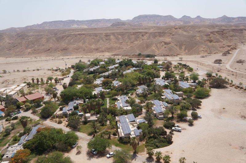 קיבוץ יהל ממבט עוף הציפור, כל גגות הקיבוץ מכוסים פאנלים סולארים